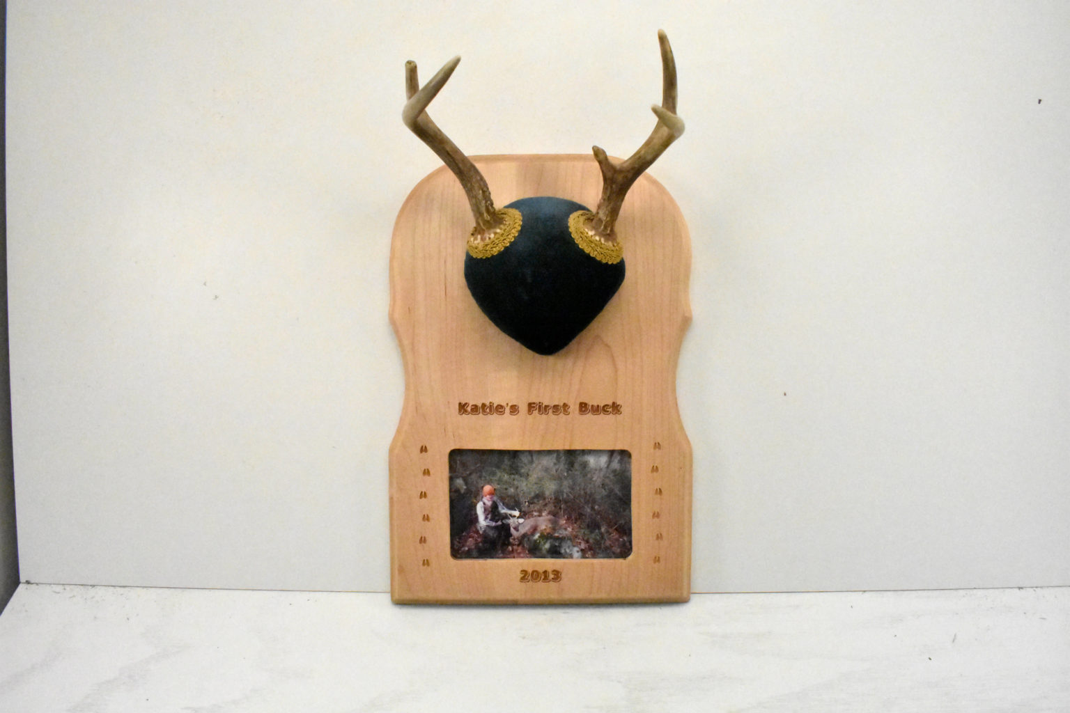 Photo Anter Plaque With Antlers Maple 1536x1024 